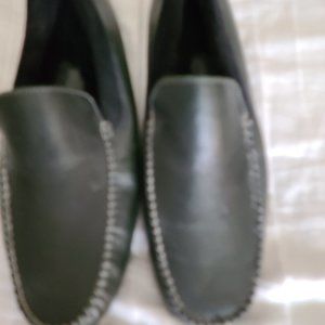NEW COMFORTABLE PAIR OF  BLACK FUR LINED BLACK COLEHANN LOAFERS, SIZE 10M